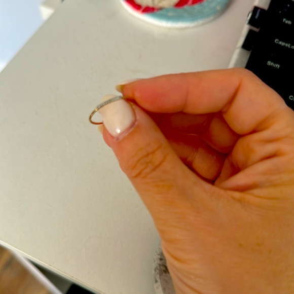 Like new Kendra Scott Gold ring - Picture 4 of 6